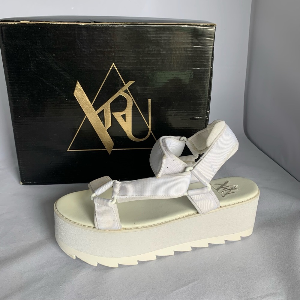 YRU white pulse lo platform sandals sz 8